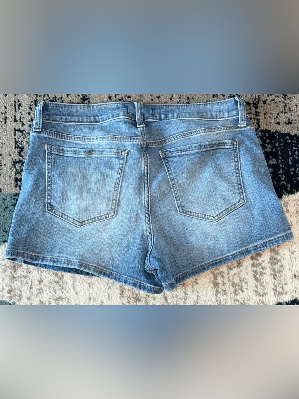Studio Blue Women’s Size 30 Distressed Denim Shorts Light Wash Stretch - Picture 2 of 4